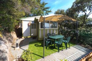 Bungalow de doble terraza en el Camping el Far