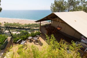 Glamping con vistas al mar en el camping El Far en Calella