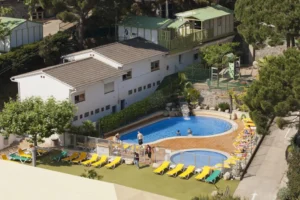 Vista aerea de la piscina de camping el far